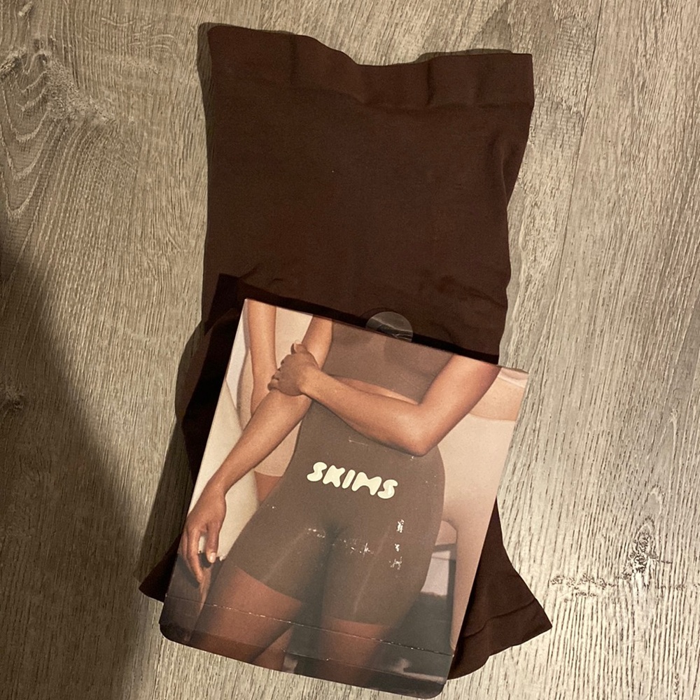 Skims Sculpting Short MID Thigh